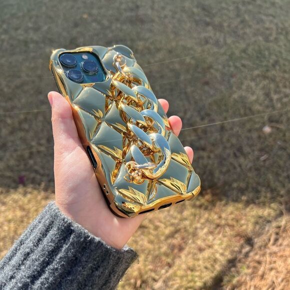 Luxurious Gold Chain Design iPhone 16 Pro Case - Picture 5 of 6